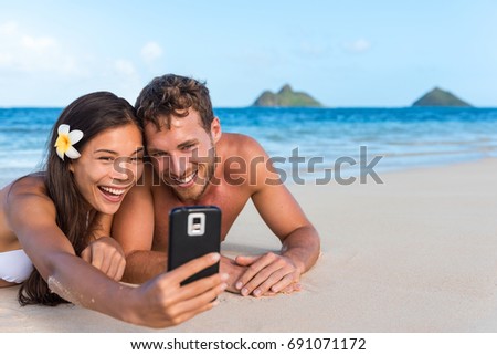 Beach Vacation Couple Taking Fun Phone Selfie On Hawaii Vacation Asian Girl Caucasian Man Relaxing Stockfoto © Maridav