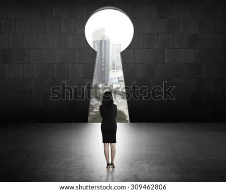 Zdjęcia stock: Woman Looks Through A Keyhole