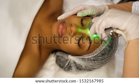 Foto d'archivio: Beautician Carrying Out Ultrasound Skin Rejuvenation Treatment