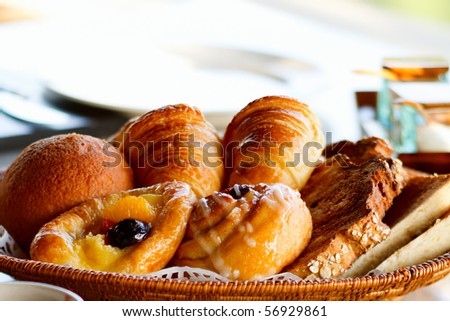 Foto stock: Roissant · de · pães · feitos · na · hora · servido · no · café · da · manhã · com · frutas · de · laranja