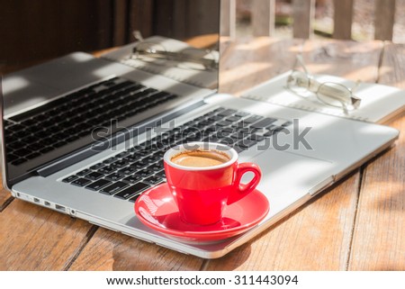 Red Coffee Cup On Work Station Stock foto © nalinratphi