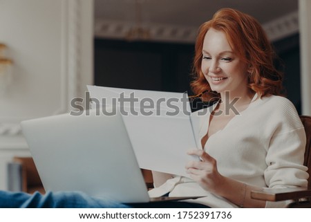 Foto stock: Horizontal View Of Pleased Adult Woman Entrepreneur Works From Home Works Remotely From Home Looks