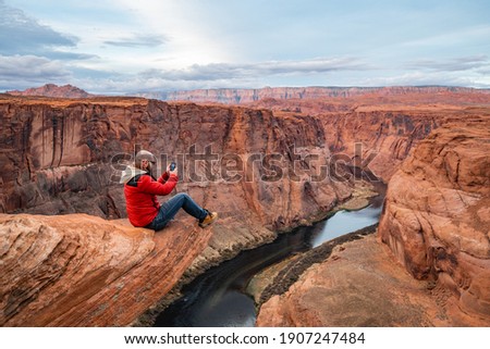 Foto stock: Tourist Man Is Taking Pictures From Beautiful Sandstone Buttes