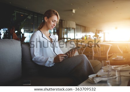 Foto stock: Search Bar With Woman On Tablet
