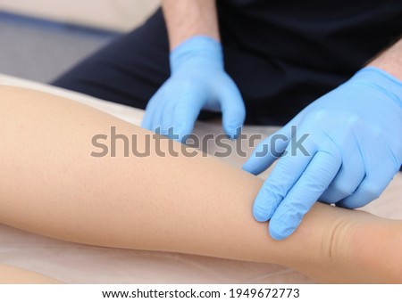 Stockfoto: Doctor In Medical Gloves Examines A Person With Varicose Veins O