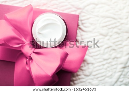 Foto stock: Luxury Face Cream For Sensitive Skin And Pink Holiday Gift Box