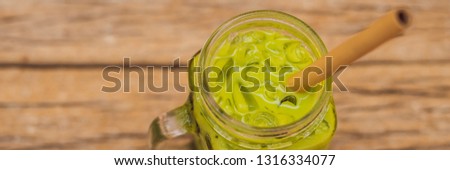 ストックフォト: Green Tea Latte With Ice In Mason Jar And Straw On Wooden Background Homemade Iced Matcha Latte Tea