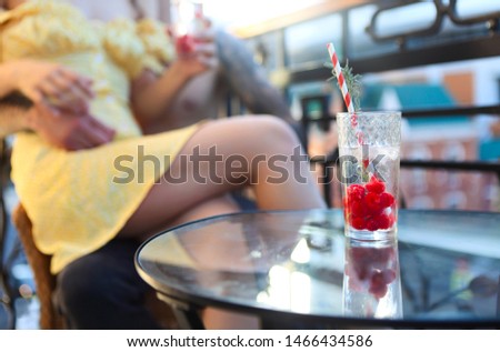 Foto d'archivio: Couple In Love Drinking Summer Refreshing Lemonade With Rasberry