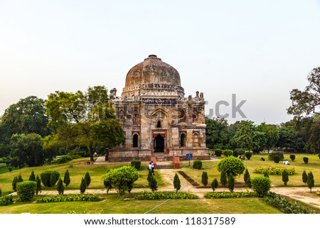 Foto stock: Lodi Gardens Islamic Tomb Bara Gumbad Set In Landscaped Garde