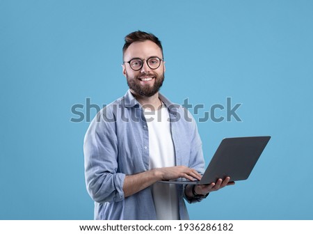 Foto stock: Man Holding Laptop