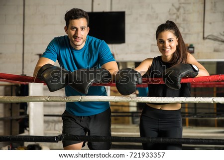 Foto d'archivio: Happy Athletic Couple - Man And Woman With With Ropes With The C