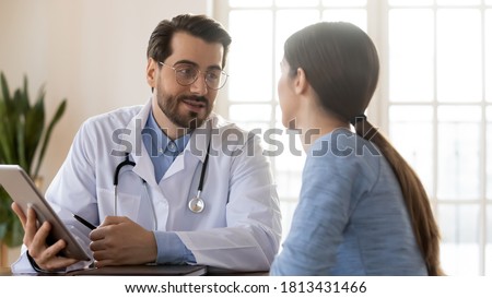 Foto d'archivio: Doctor Giving A Consultation Discussing To Patient And Explainin