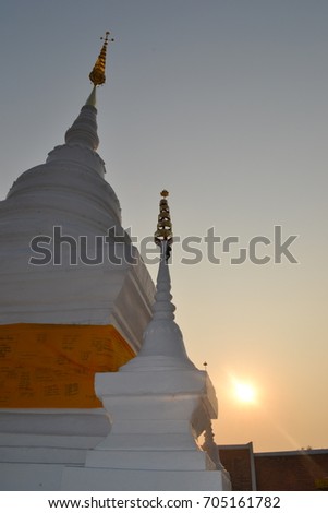 Foto stock: Majestic Temple With Towering Twin Pagodas