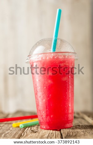 Foto d'archivio: Summer Refreshing Strawberry Sorbet Slush Granita Drink In Serving Glasses