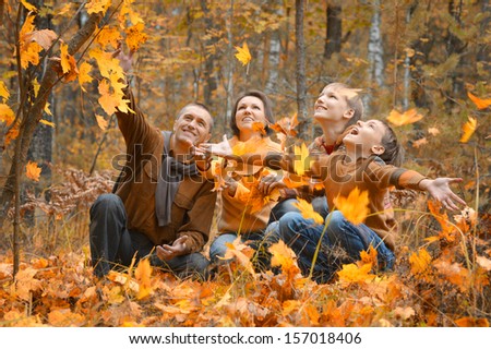 Zdjęcia stock: Family Of Four Enjoying Golden Leaves In Autumn Park