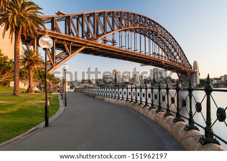 Foto stock: Sydney Harbour Bridge In A Quiet Spring Sunrise In Sydney Austr