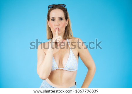 Foto stock: Mystery Brunette Woman In Casual Clothes Showing Silence Gesture