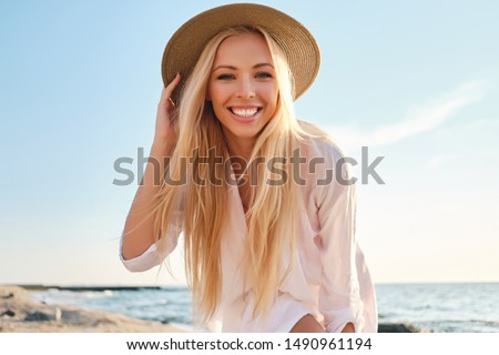 Foto stock: Etrato · de · uma · linda · mulher · loira