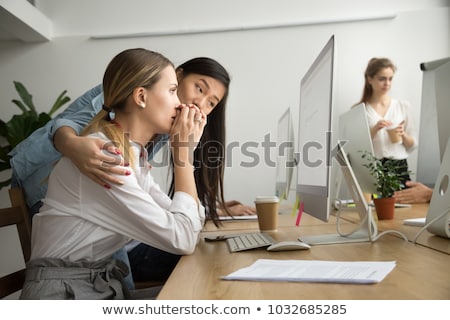 Foto stock: Business Partners Reading An E Mail Together