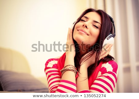 Foto d'archivio: Teen Girl Listens To Music