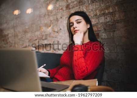 Zdjęcia stock: Hands Of Young Contemporary Freelancer Or Businesswoman Typing By Table