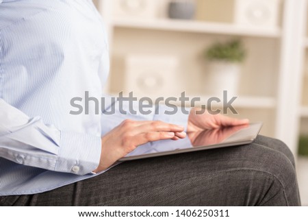 Сток-фото: Business Woman Using Tablet In A Cozy Environment
