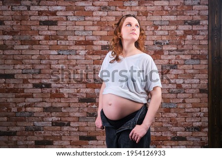 Foto stock: Adult Pregnant Woman 30 35 Years Old On A Background Of Flowers Or Mirror Wall