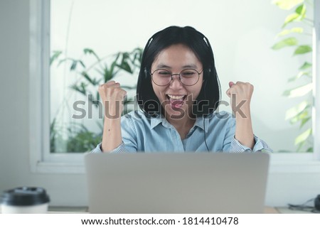 Foto stock: Beautiful Young Businesswoman Receiving Good News On The Phone S