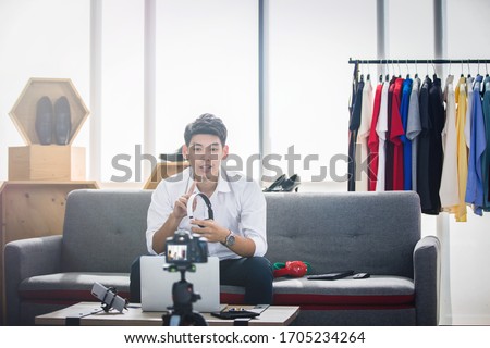 Stockfoto: Asian Man Technology Blogger Or Social Media Influencer Presenti