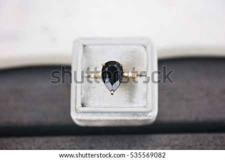 Foto stock: Diamond Ring On Black