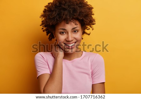 ストックフォト: Portrait Of Young Freckled African American Woman Posing With Fl