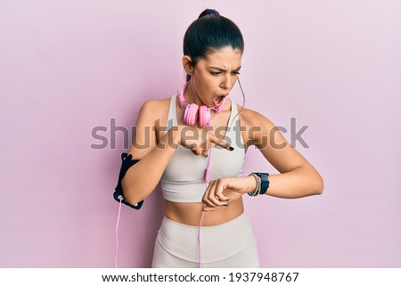 Zdjęcia stock: Image Of Woman In Sportswear Wearing Wristwatch Looking At Camer