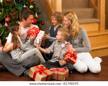 Foto stock: Happy Family Celebrates Christmas Mom Dad And Son In Christmas Decorations