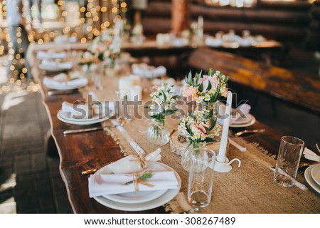 Foto stock: Decorations Made Of Wood And Wildflowers Served On The Festive Table