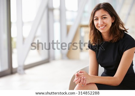Foto stock: Front View Of Young Mixed Race Business People Sitting At Table In Seminar