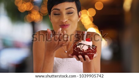 Foto stock: Portrait Of Young Pretty Smiling Woman Eating Cake At Shopping M