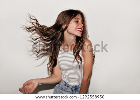 Zdjęcia stock: Portrait Of Charming Woman 20s With Long Hair Smiling And Talkin