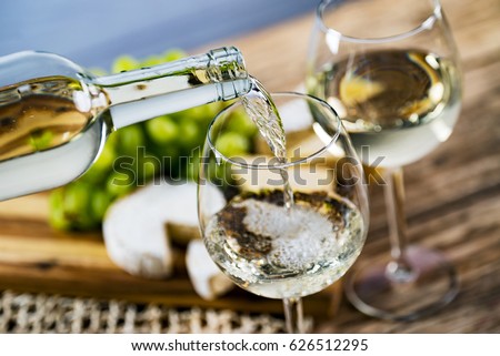 Foto stock: Wineglass With White Wine And Grape