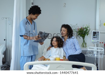 Zdjęcia stock: Front View Of Matured Mixed Race Female Doctor Discussing Over Laptop With Patient In Clinic At Hosp