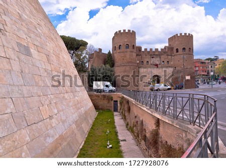 Foto stock: The Pyramid Of Cestius And Porta San Paolo In Eternal City Of Ro