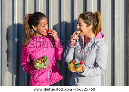 Foto stock: Two Women Enjoying Healthy Fitness Snack