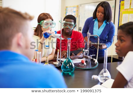 Foto stock: Students And Teacher In Chemistry Class