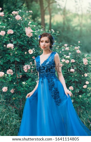 Stockfoto: Beautiful Brunette Bride Wedding Portrait Holding Roses Bouquet