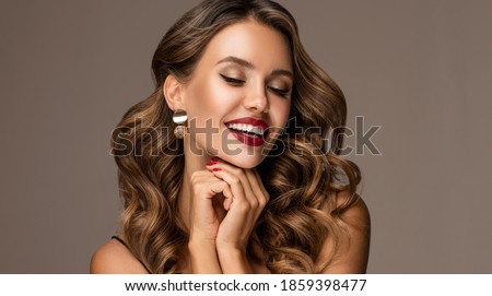 Imagine de stoc: Beautiful Woman With Evening Make Up Jewelry And Beauty Fashio