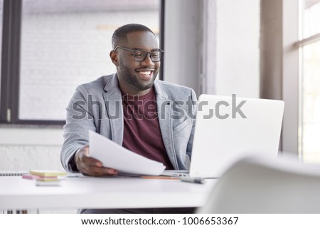 Foto stock: Smiling Financial Managers Studying Statistics