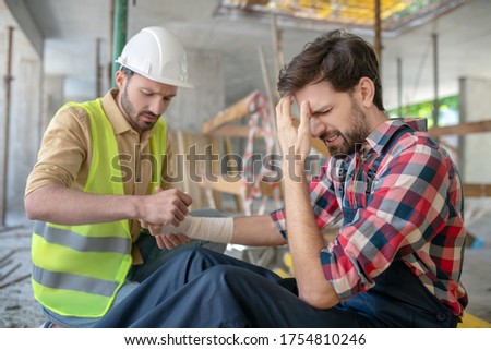 Foto stock: Applying Bandage