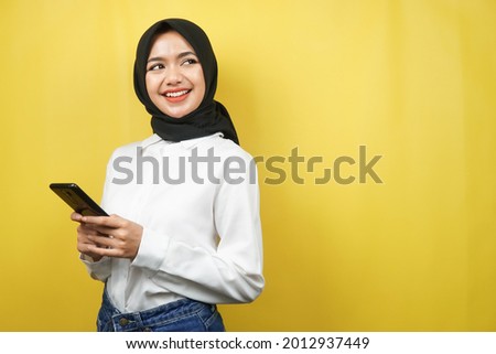 Stock foto: Young Asian Islam Woman Is Smiling Showing Smartphone Standing O