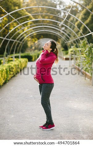 Foto stock: Pregnant Fitness Woman Suffering From Neck Pain After Training Outdoor On Early Autumn Park Pregnan