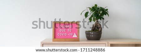 Closed Sign At Retail Store Business Banner Pink Cute Felt Letter Board On Shelf With Plant With No Zdjęcia stock © Maridav