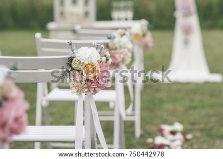 Foto d'archivio: Outgoing Wedding Ceremony Decor Studio White Wooden Chairs On A Green Lawn